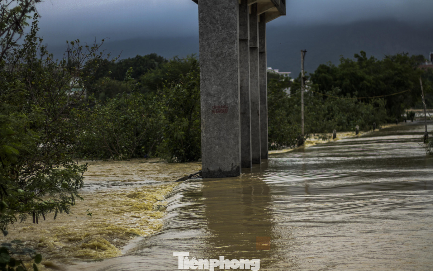 Lũ dâng nhanh, đường phố Quy Nhơn thành sông, hơn 500 hộ dân bị ngập ảnh 8