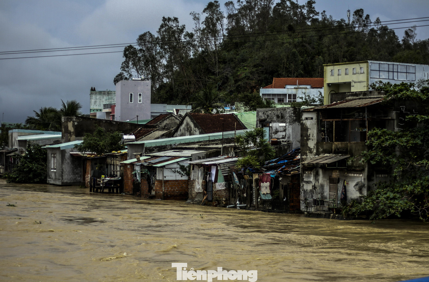 Lũ dâng nhanh, đường phố Quy Nhơn thành sông, hơn 500 hộ dân bị ngập ảnh 6