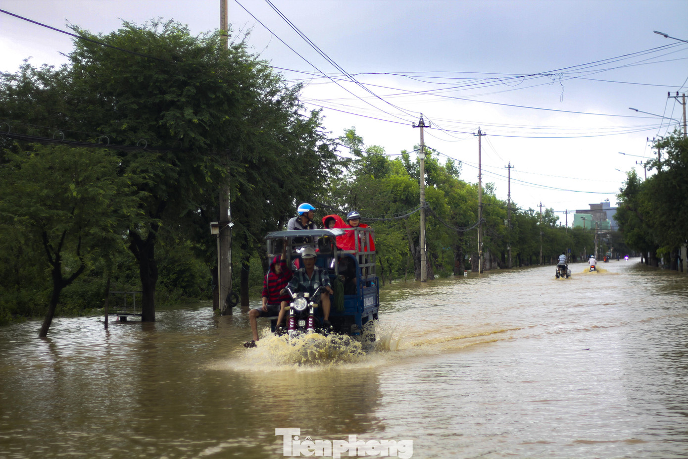 Lũ dâng nhanh, đường phố Quy Nhơn thành sông, hơn 500 hộ dân bị ngập ảnh 2