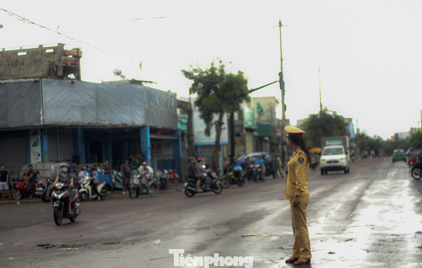 Lũ dâng nhanh, đường phố Quy Nhơn thành sông, hơn 500 hộ dân bị ngập ảnh 4
