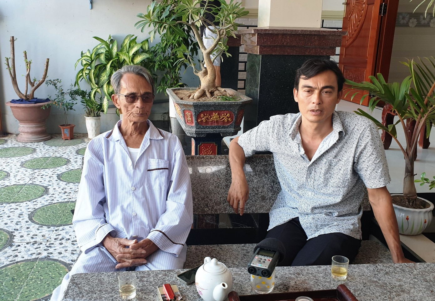 Quê nhà đón 3 ngư dân may mắn sống sót vụ chìm tàu cá Bình Định ảnh 1