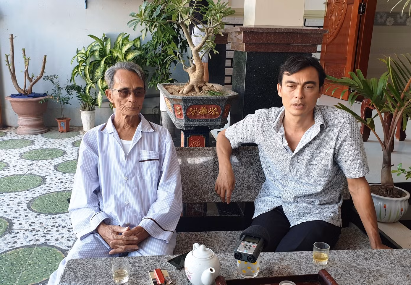 Quê nhà đón 3 ngư dân may mắn sống sót vụ chìm tàu cá Bình Định ảnh 1