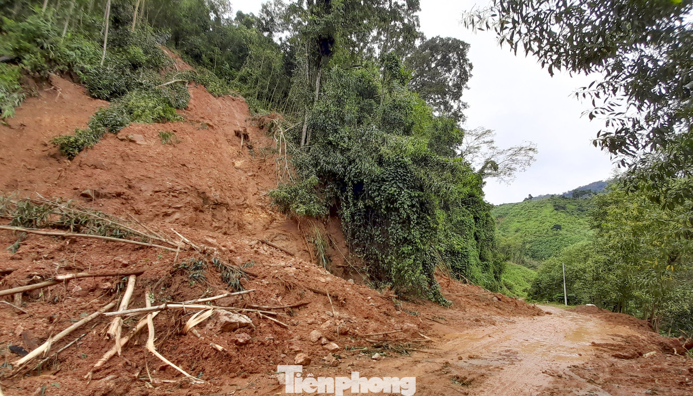 Dùng 4 xe máy đào sửa đường bị sạt lở do lũ quét ở Bình Định ảnh 4