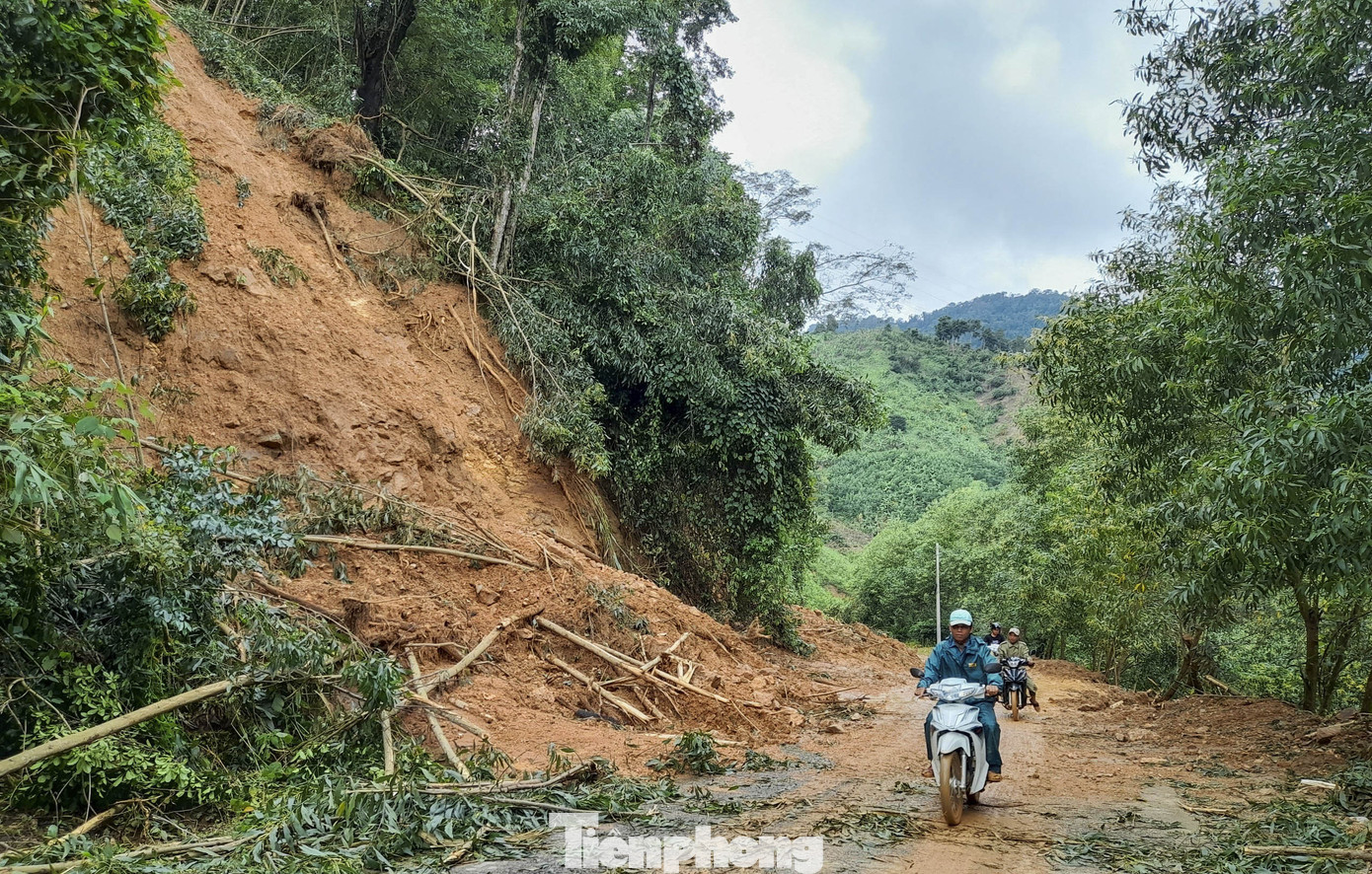 Lũ quét gây sạt lở nghiêm trọng, chia cắt hoàn toàn một xã ở Bình Định ảnh 1