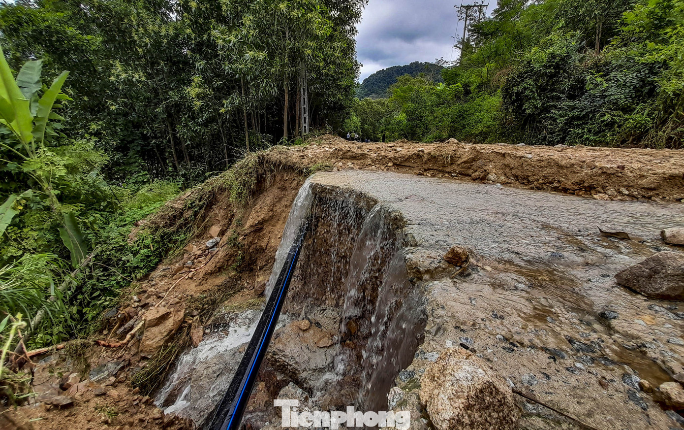 Lũ quét gây sạt lở nghiêm trọng, chia cắt hoàn toàn một xã ở Bình Định ảnh 10