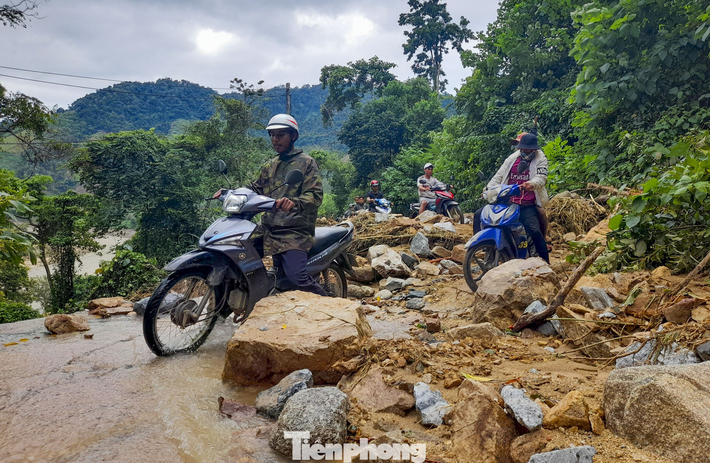 Lũ quét gây sạt lở nghiêm trọng, chia cắt hoàn toàn một xã ở Bình Định ảnh 4