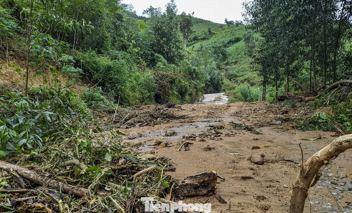 Lũ quét gây sạt lở nghiêm trọng, chia cắt hoàn toàn một xã ở Bình Định ảnh 3