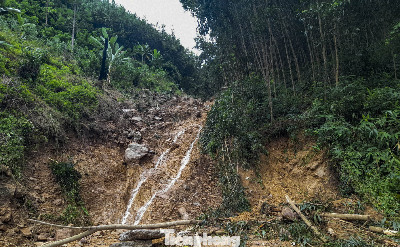 Lũ quét gây sạt lở nghiêm trọng, chia cắt hoàn toàn một xã ở Bình Định ảnh 6