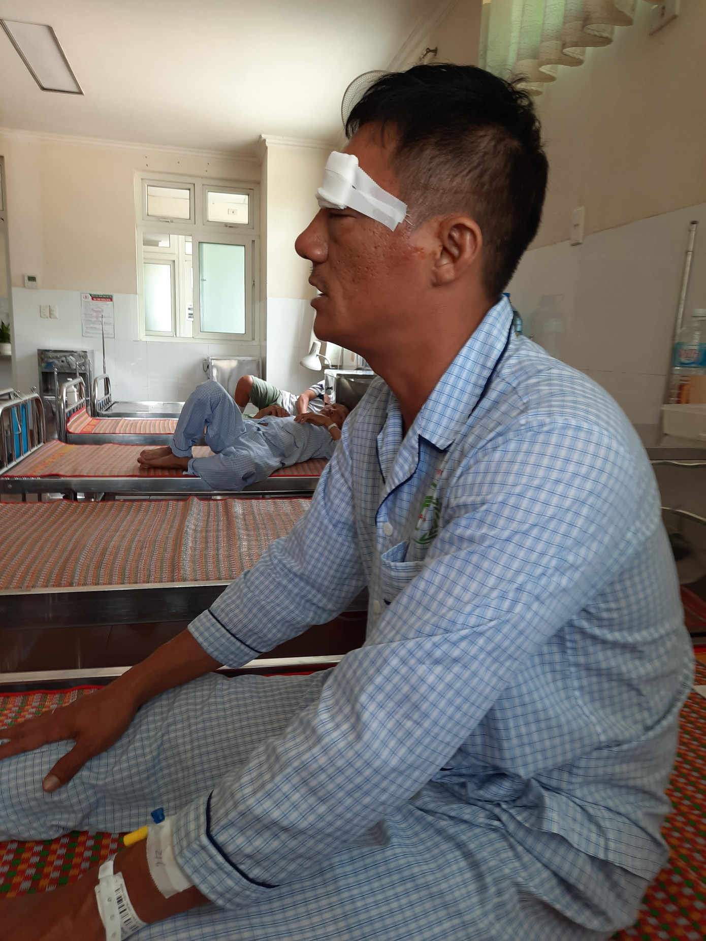 Một phụ xe bị bắn trọng thương, nghi do tranh giành khách ở Bến xe Quy Nhơn ảnh 1