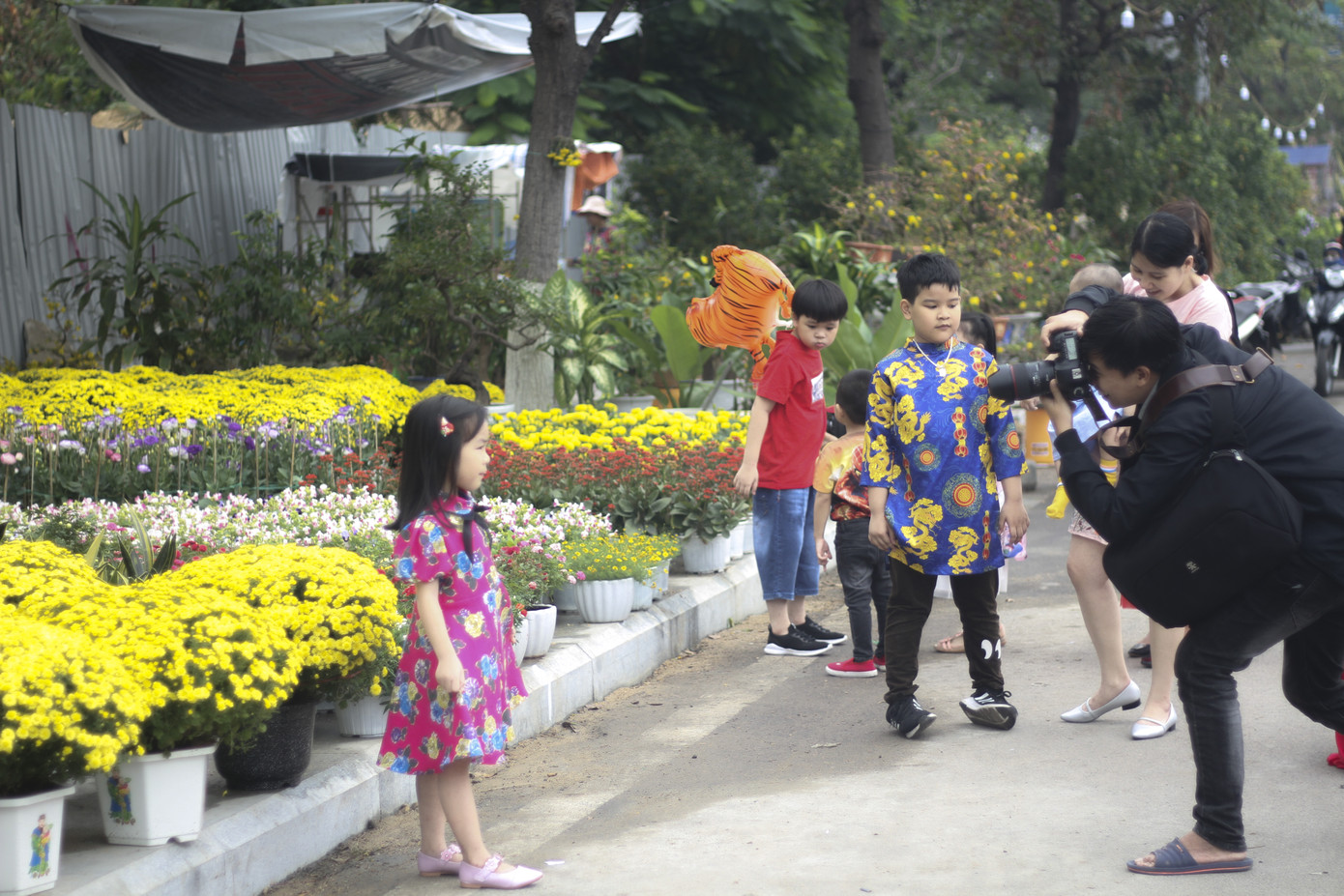 Người dân Bình Định nô nức đi chợ hoa Tết ảnh 10