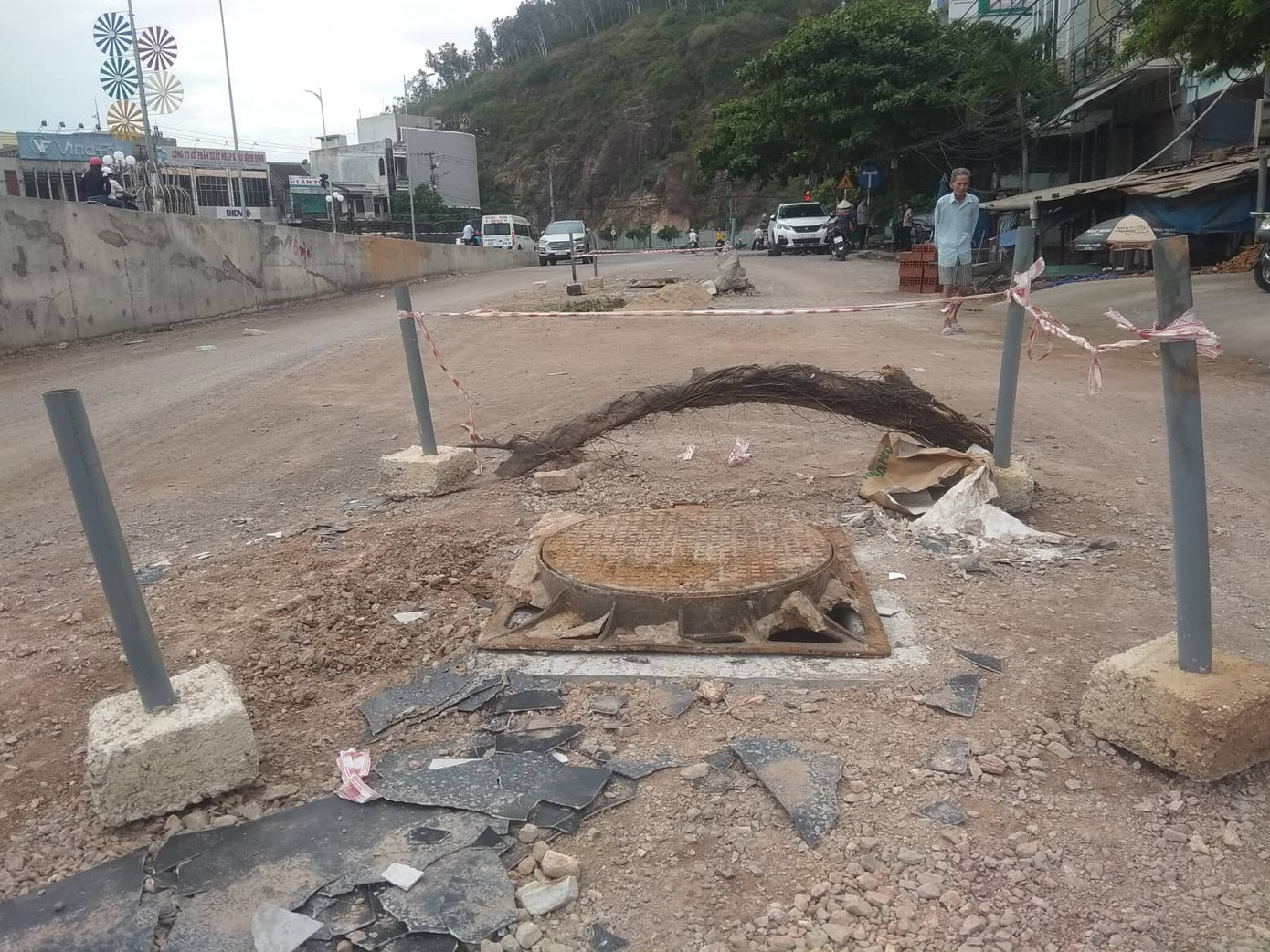 Biểu dương hành động dũng cảm của 2 người liều mình nhảy xuống cống cứu cháu bé ảnh 1