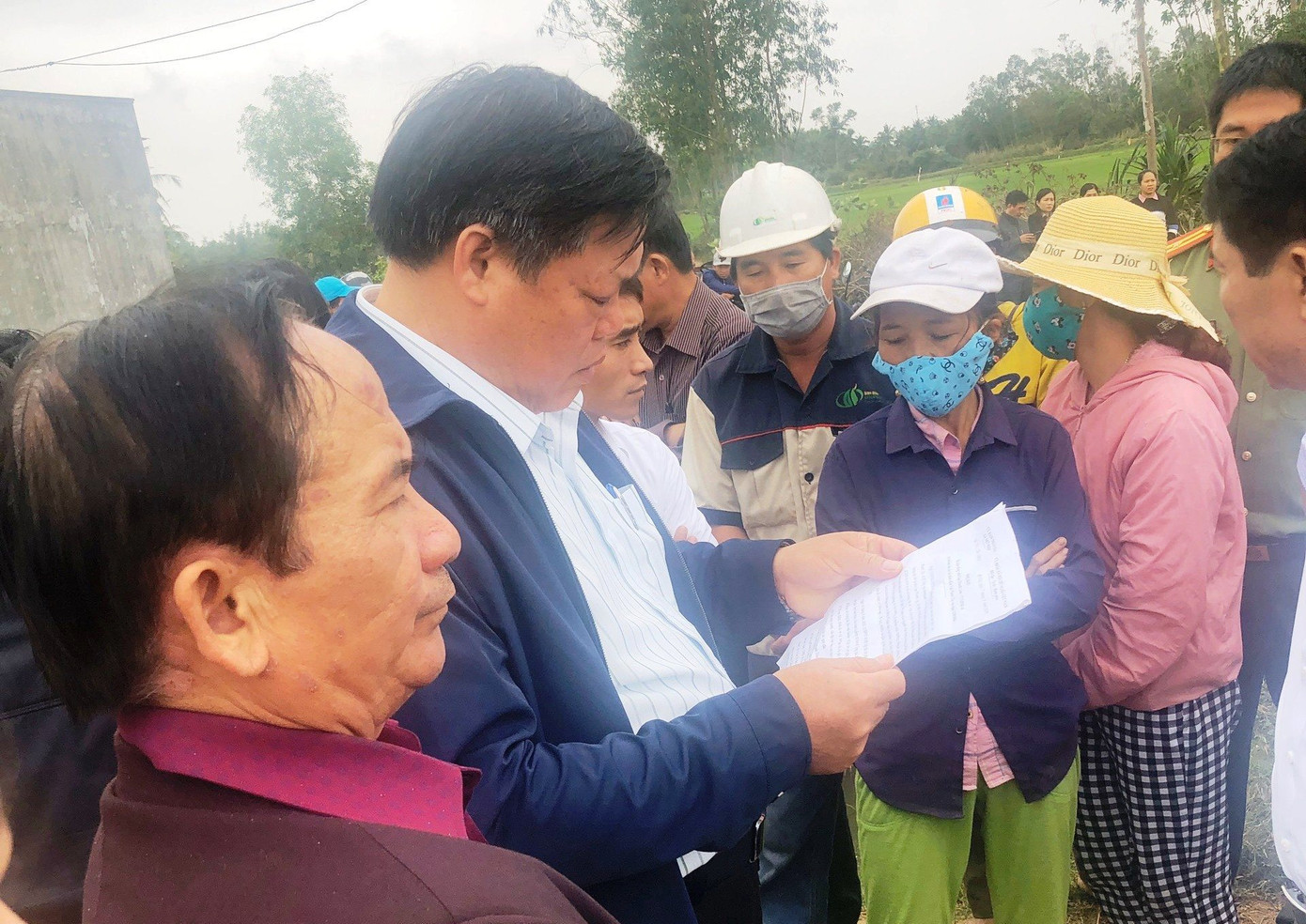 Bình Định: Dân chặn xe lãnh đạo tham dự lễ khánh thành nhà máy điện mặt trời ảnh 1