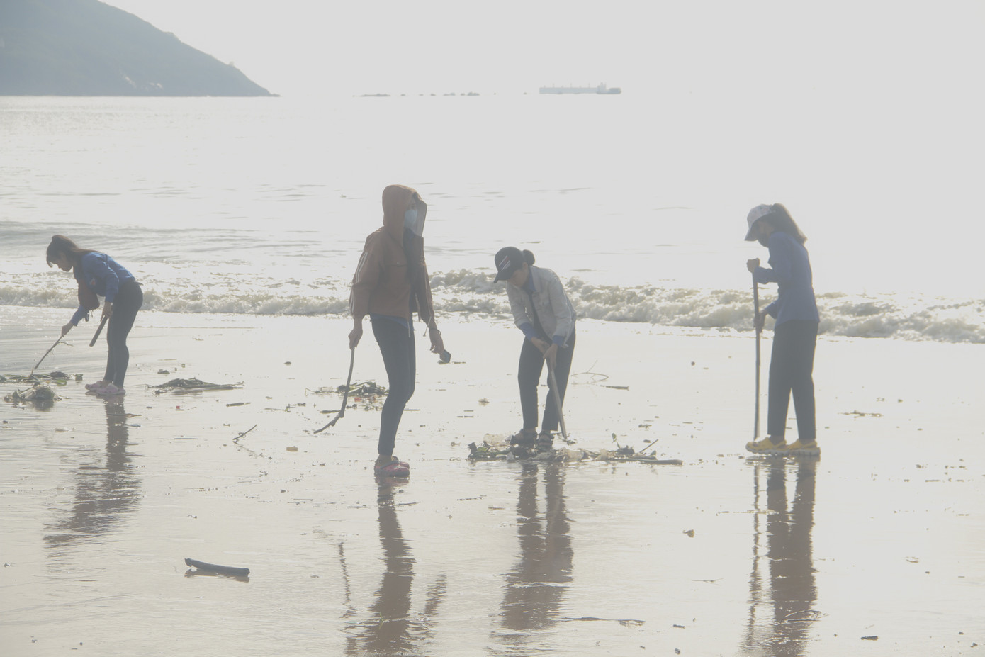 Tuổi trẻ Bình Định ra quân làm sạch bờ biển sau bão ảnh 3