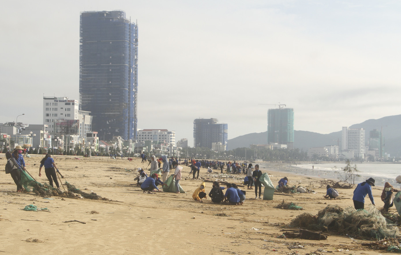 Tuổi trẻ Bình Định ra quân làm sạch bờ biển sau bão ảnh 2