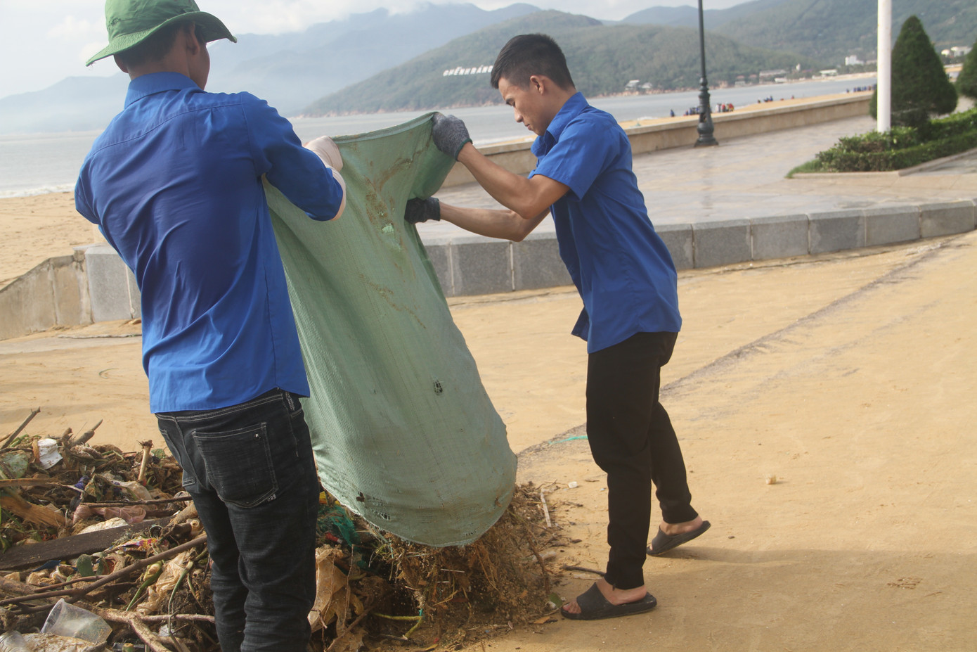 Tuổi trẻ Bình Định ra quân làm sạch bờ biển sau bão ảnh 6