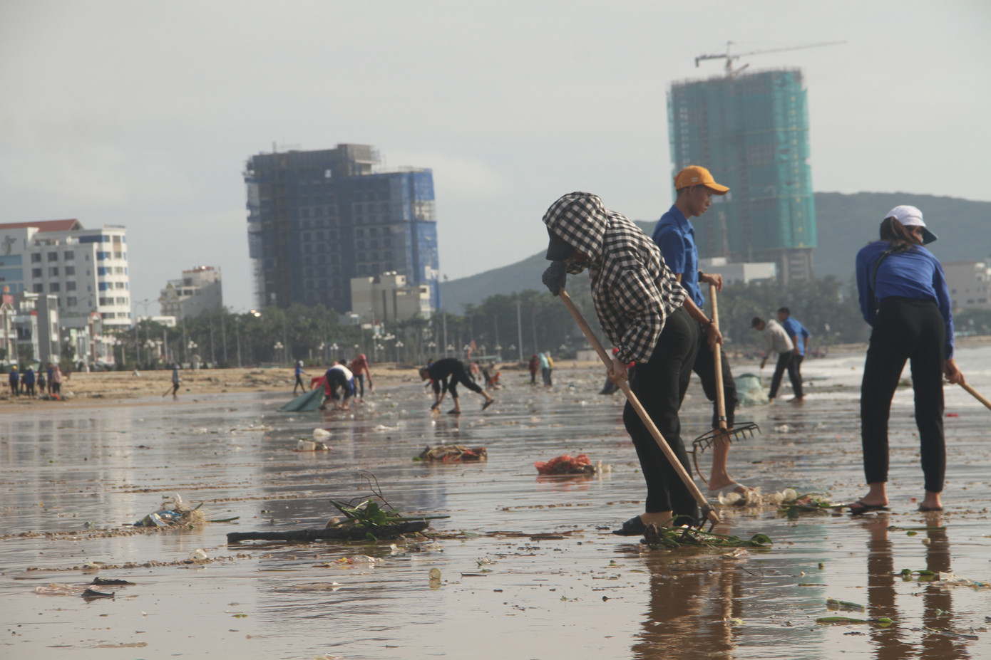 Tuổi trẻ Bình Định ra quân làm sạch bờ biển sau bão ảnh 4