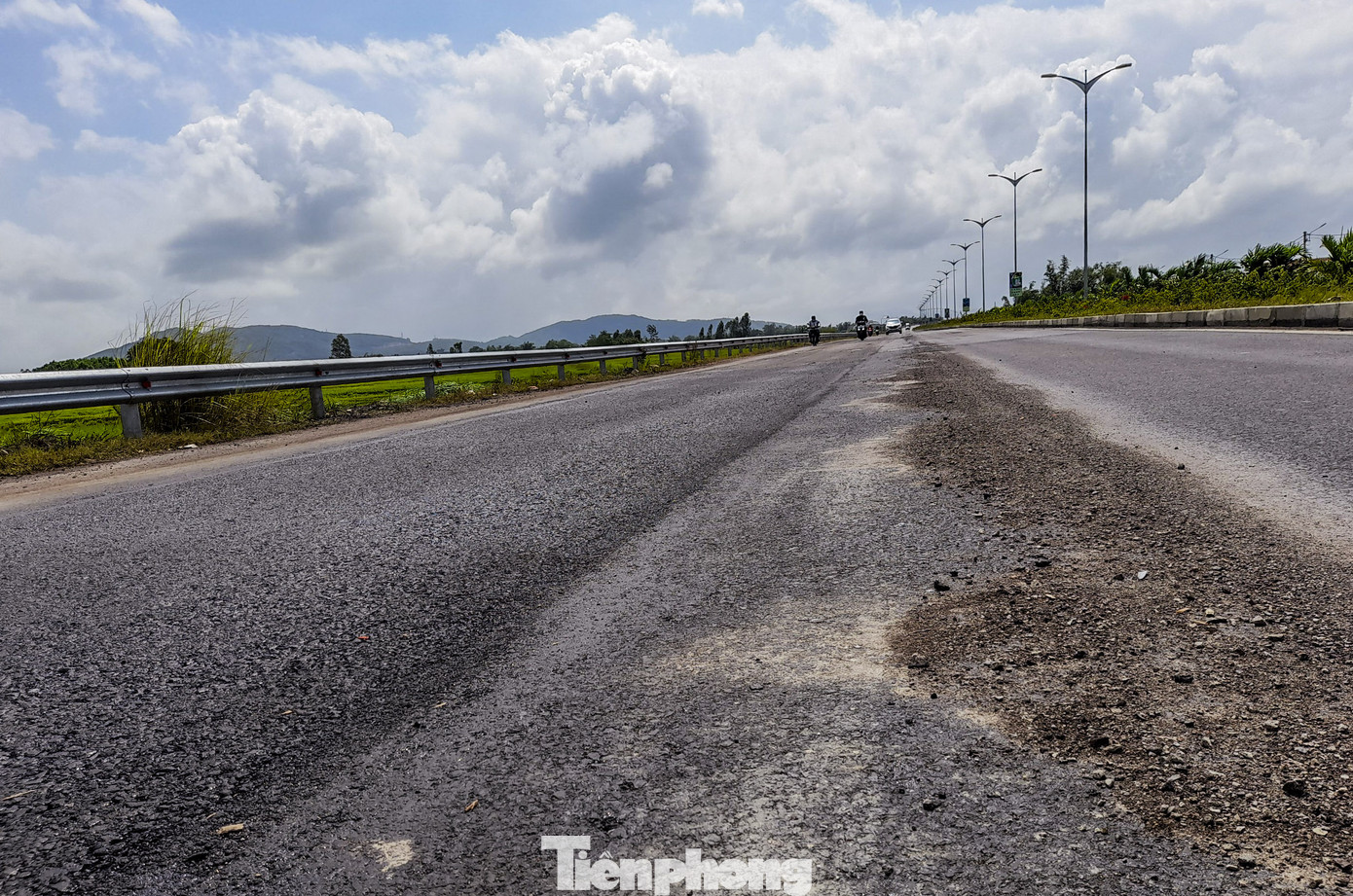 Quốc lộ 'nghìn tỷ' ở Bình Định xuất hiện ổ gà sau một năm thông xe ảnh 2