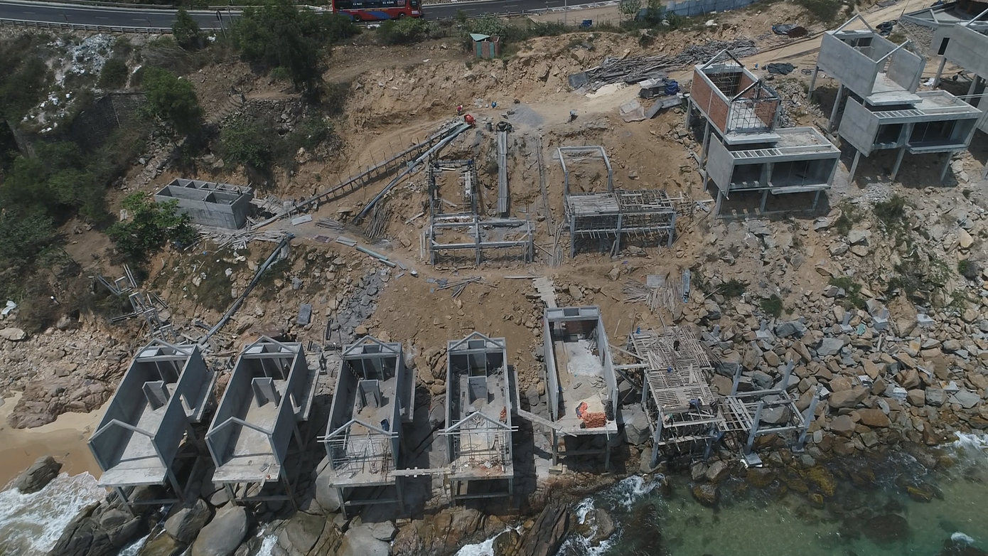 Cận cảnh 2 khu nghỉ dưỡng vừa bị thổi phạt dọc bờ biển Quy Nhơn ảnh 4