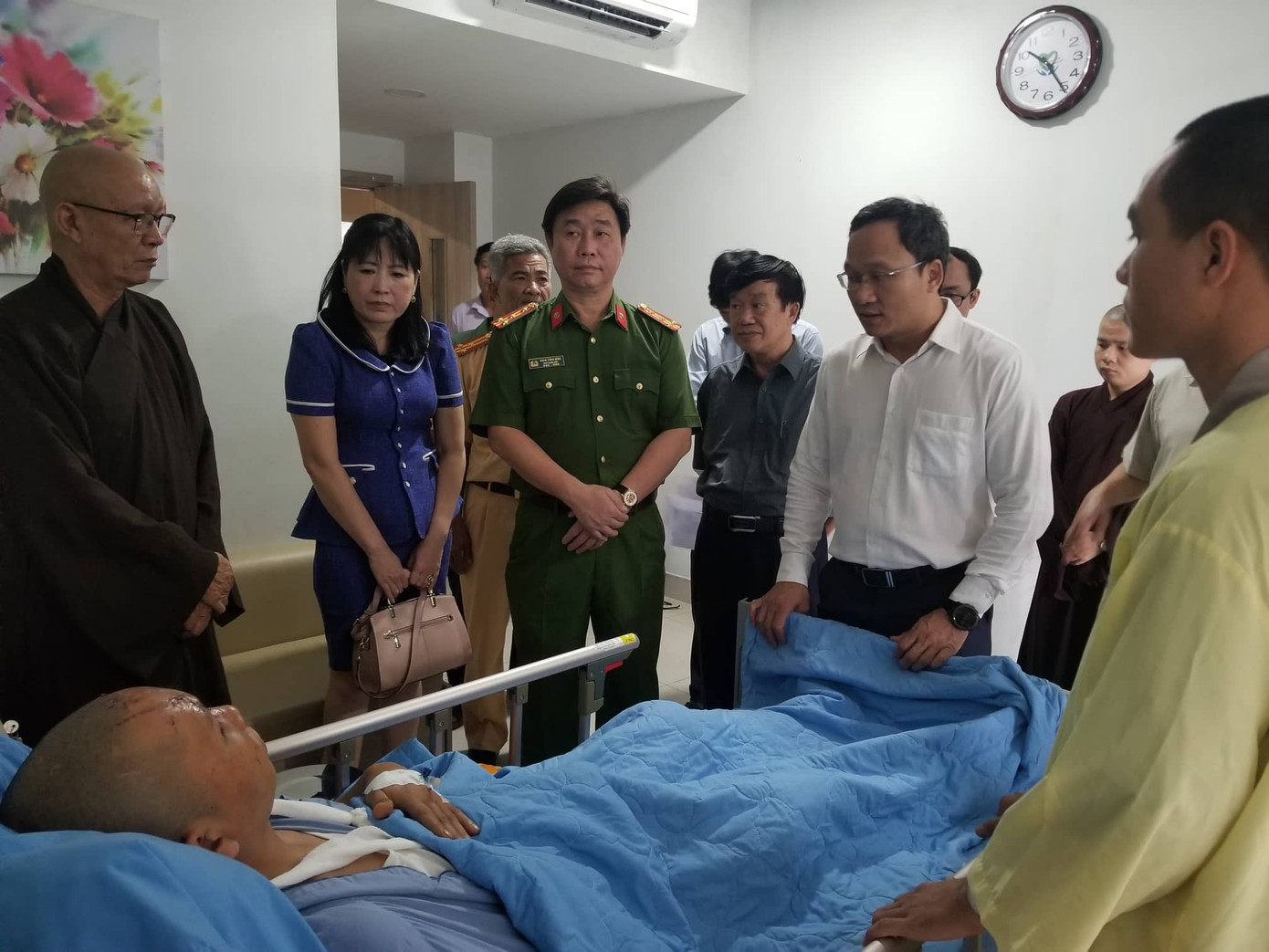 Thăm hỏi, chia buồn các nhà sư trong vụ tai nạn thảm khốc ở Quảng Ngãi ảnh 1