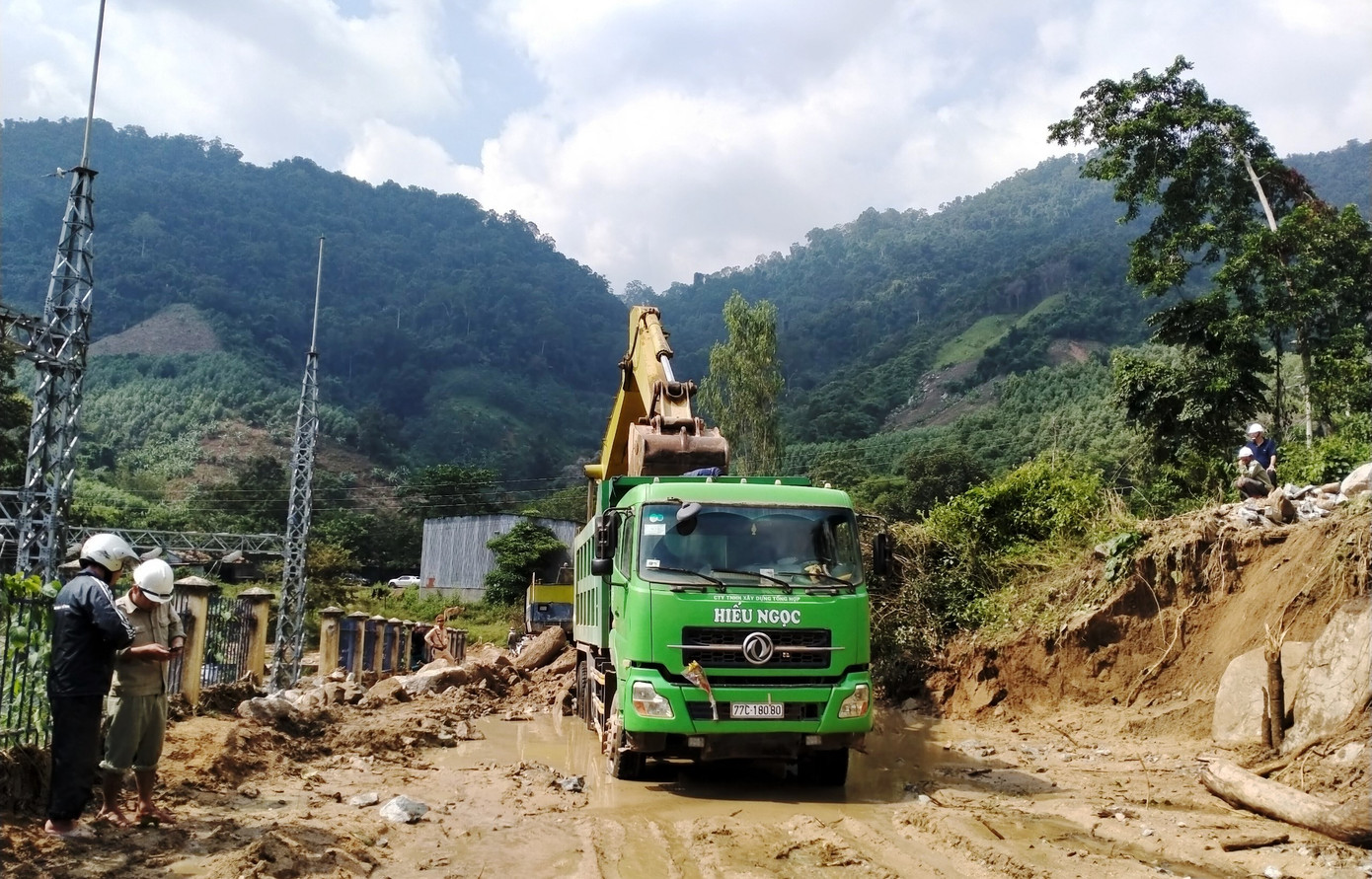 Dùng 4 xe máy đào sửa đường bị sạt lở do lũ quét ở Bình Định ảnh 3