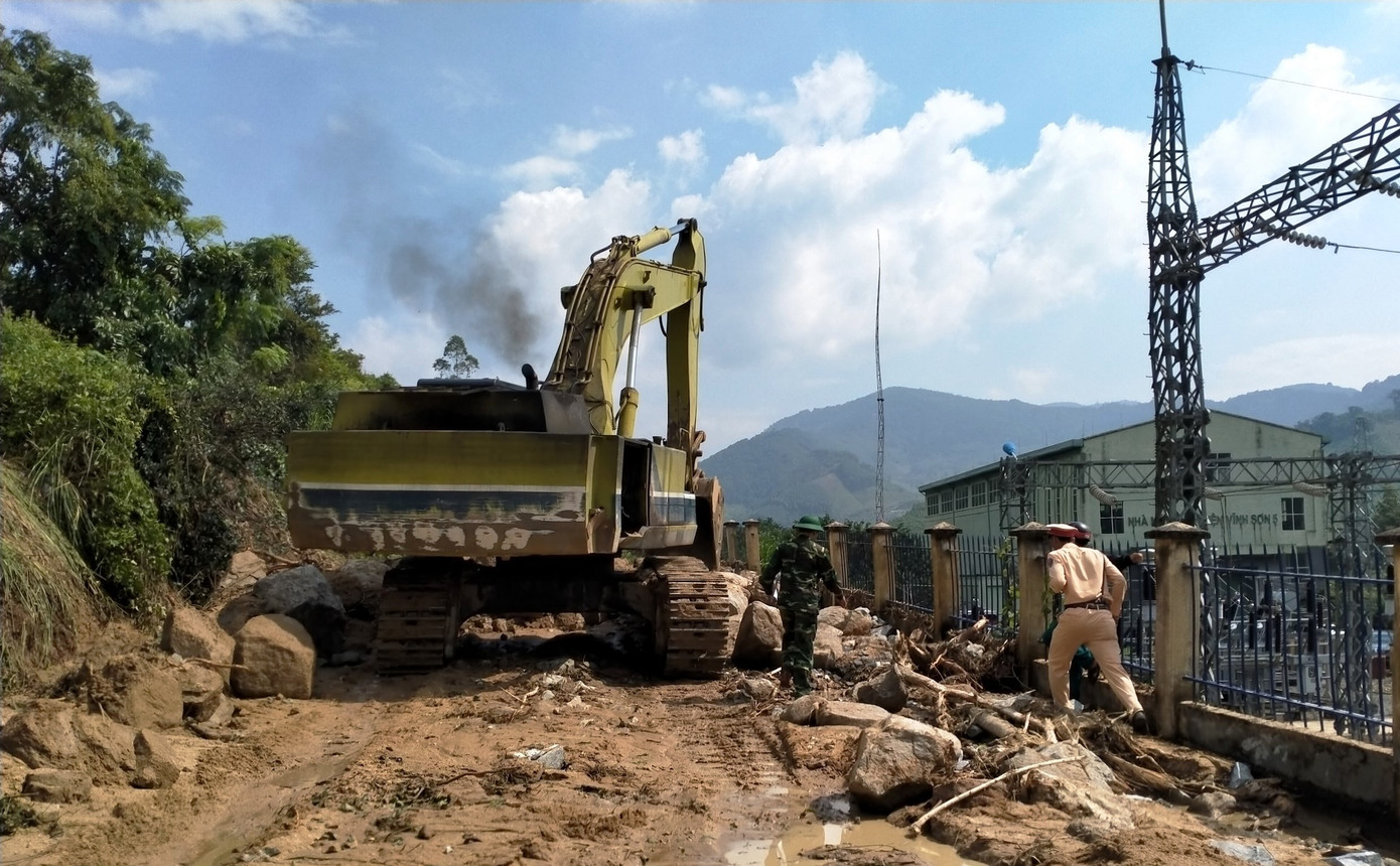 Dùng 4 xe máy đào sửa đường bị sạt lở do lũ quét ở Bình Định ảnh 2