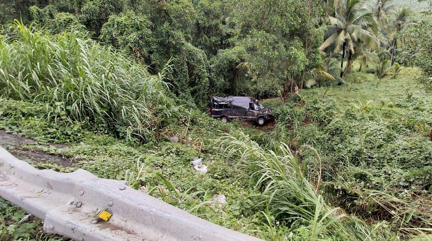 Xe Limousine lao xuống vực, 8 người thoát chết trong gang tấc ảnh 1