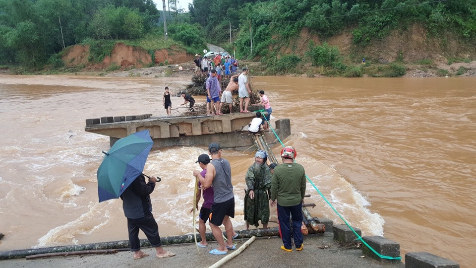 Cầu sập, người dân bắc cây qua sông tránh cảnh bị 'cô lập' ảnh 1