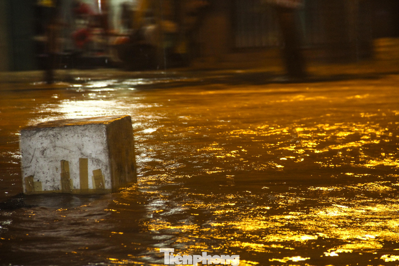 Lũ xuống bất ngờ, xe cộ 'bơi' trong biển nước ở TP Quy Nhơn ảnh 9