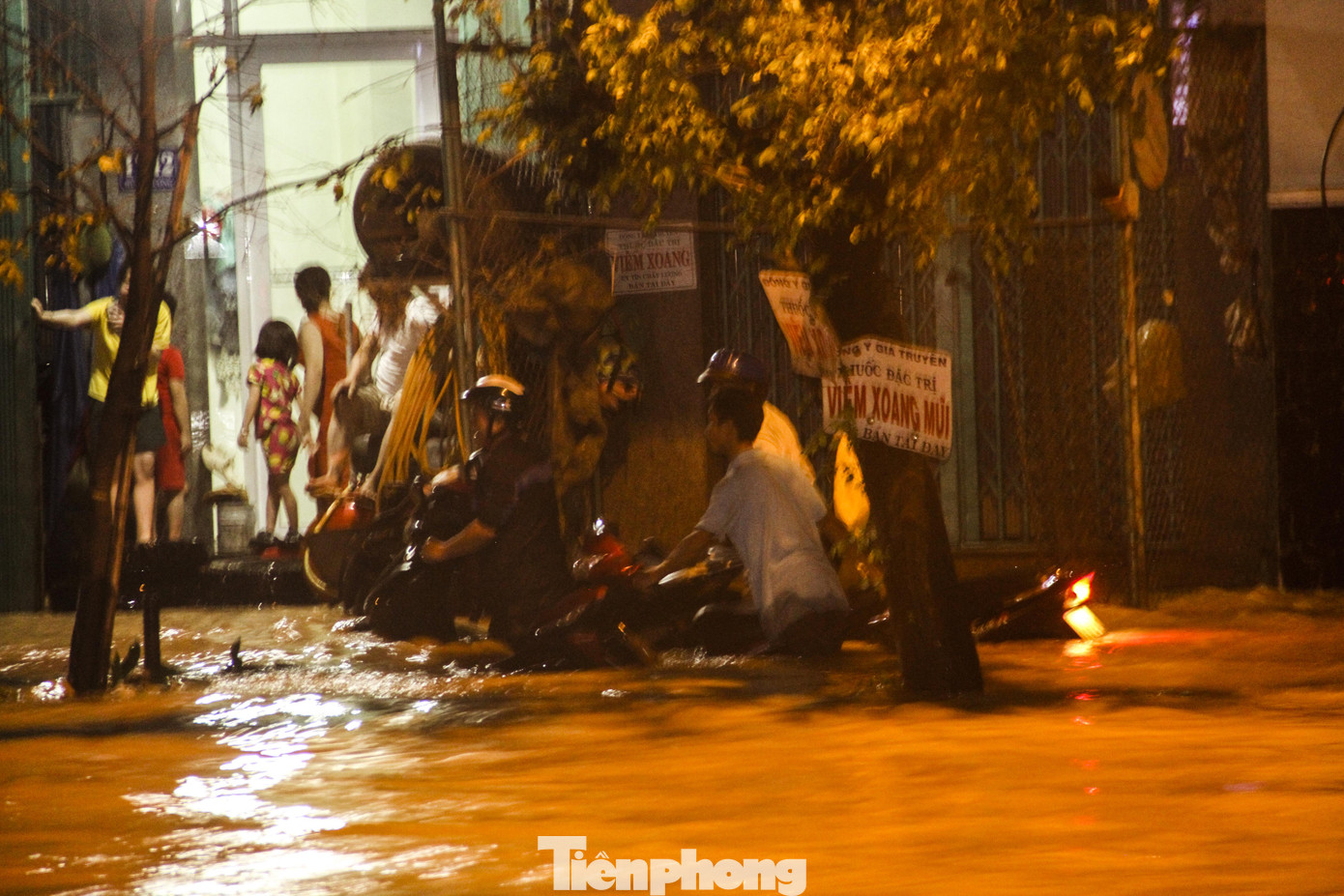 Lũ xuống bất ngờ, xe cộ 'bơi' trong biển nước ở TP Quy Nhơn ảnh 7