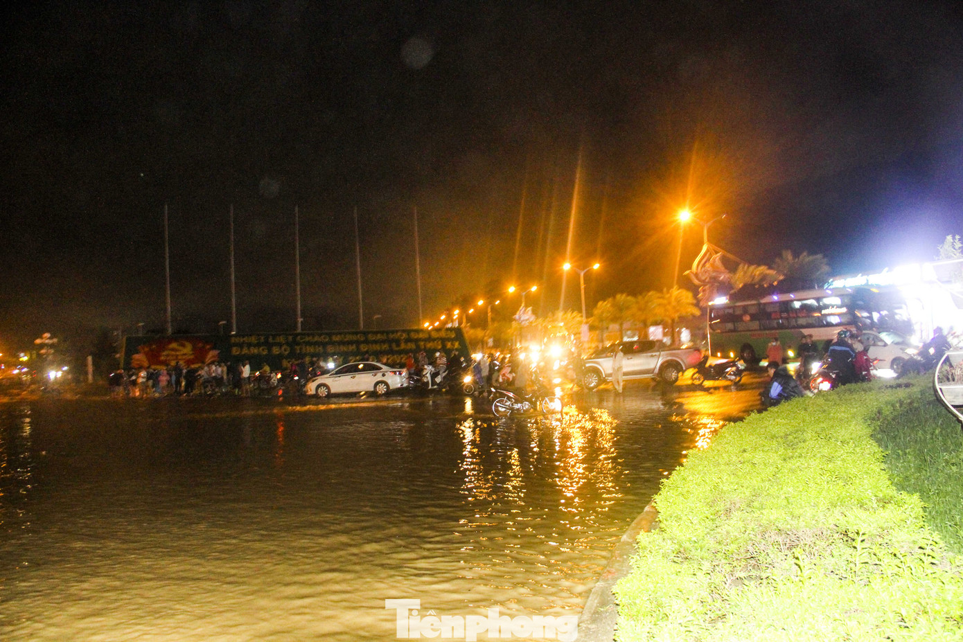 Lũ xuống bất ngờ, xe cộ 'bơi' trong biển nước ở TP Quy Nhơn ảnh 11