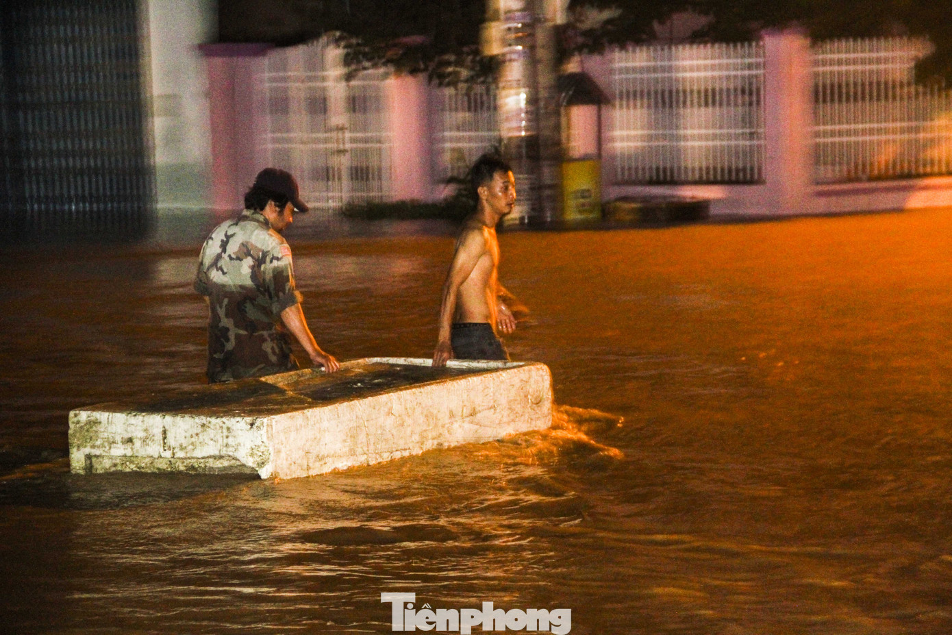 Lũ xuống bất ngờ, xe cộ 'bơi' trong biển nước ở TP Quy Nhơn ảnh 6