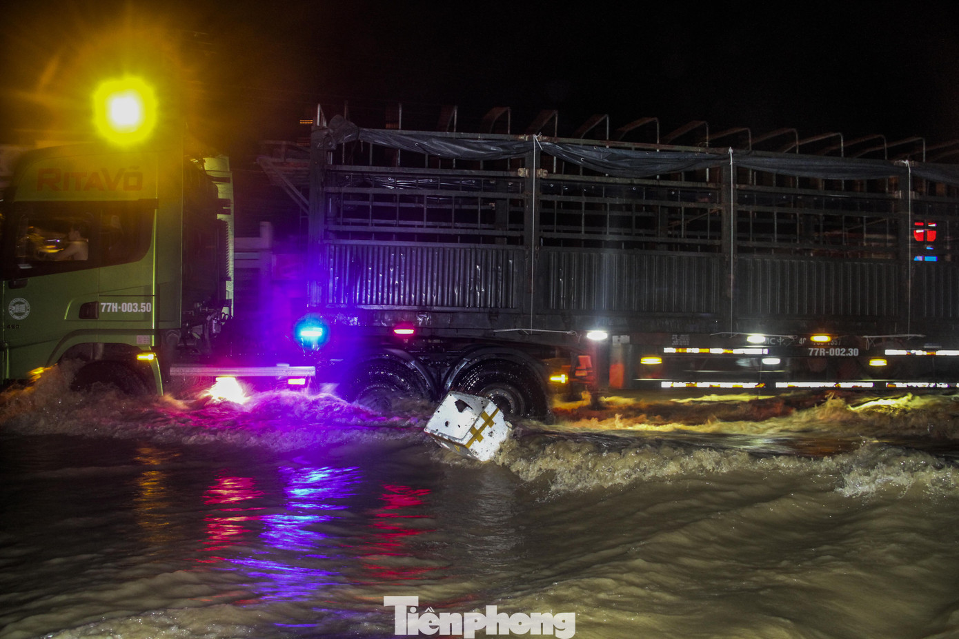 Lũ xuống bất ngờ, xe cộ 'bơi' trong biển nước ở TP Quy Nhơn ảnh 10