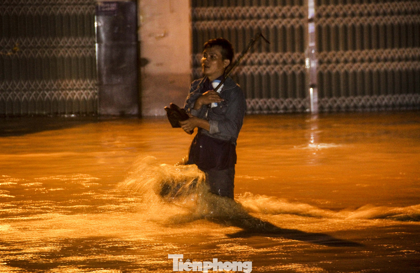 Lũ xuống bất ngờ, xe cộ 'bơi' trong biển nước ở TP Quy Nhơn ảnh 2