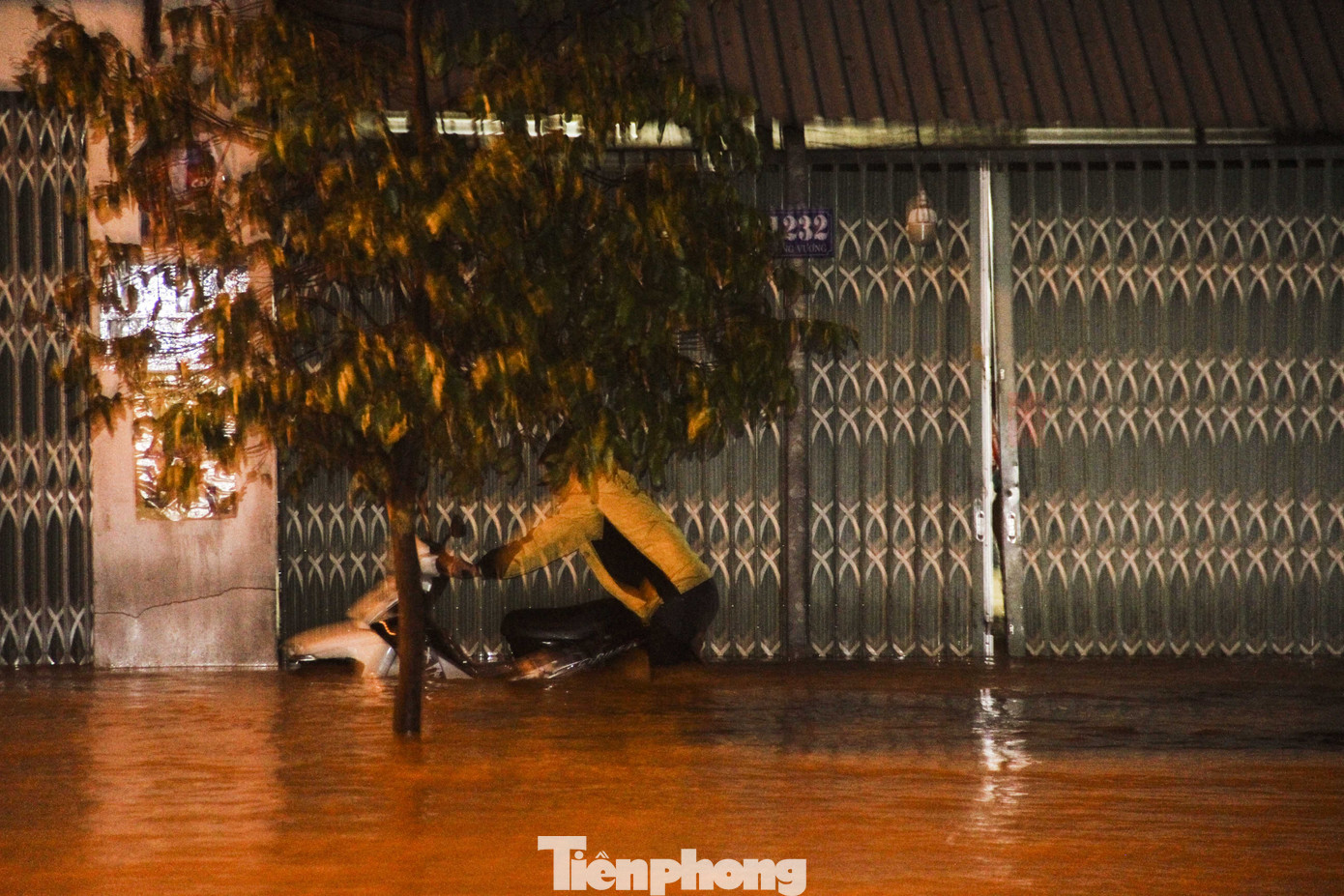 Lũ xuống bất ngờ, xe cộ 'bơi' trong biển nước ở TP Quy Nhơn ảnh 3