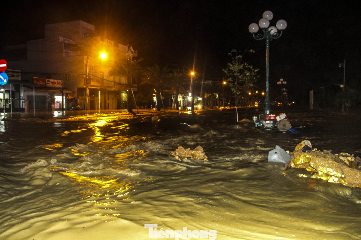 Lũ xuống bất ngờ, xe cộ 'bơi' trong biển nước ở TP Quy Nhơn ảnh 1