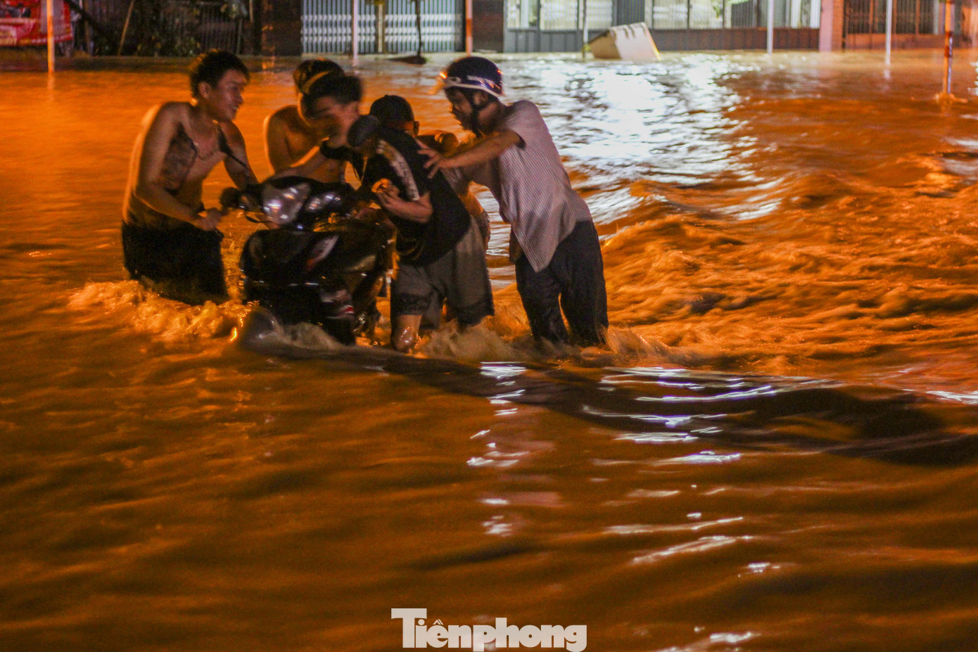 Lũ xuống bất ngờ, xe cộ 'bơi' trong biển nước ở TP Quy Nhơn ảnh 4