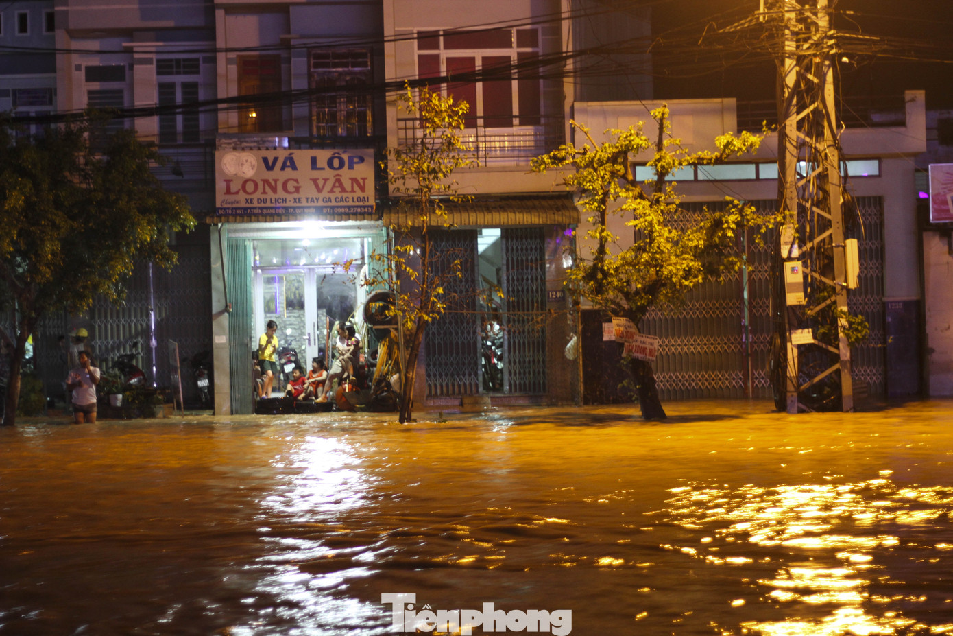 Lũ xuống bất ngờ, xe cộ 'bơi' trong biển nước ở TP Quy Nhơn ảnh 8