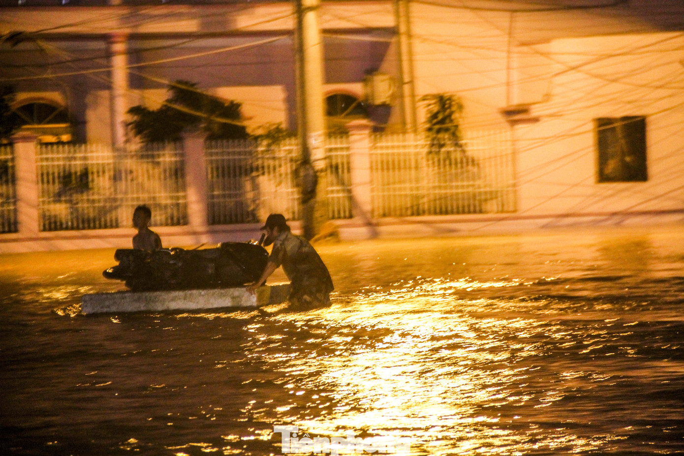 Lũ xuống bất ngờ, xe cộ 'bơi' trong biển nước ở TP Quy Nhơn ảnh 5