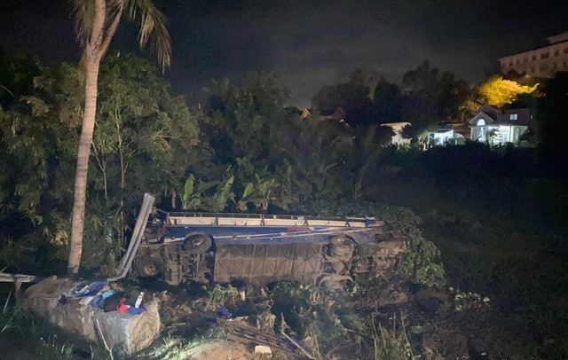 Xe khách lao xuống ruộng tối mùng Một Tết, 26 người bị thương ảnh 1