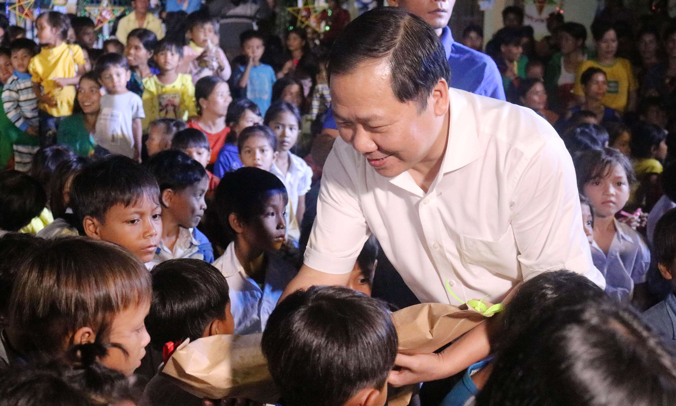 Hơn 500 em thiếu nhi xã khó khăn phá cỗ trong 'đêm hội trăng rằm' ảnh 2