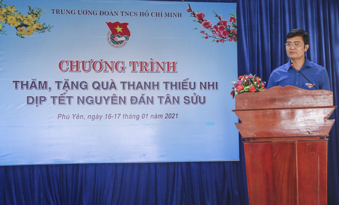 Bí thư Thường trực Trung ương Đoàn tặng quà Tết tại Phú Yên ảnh 1