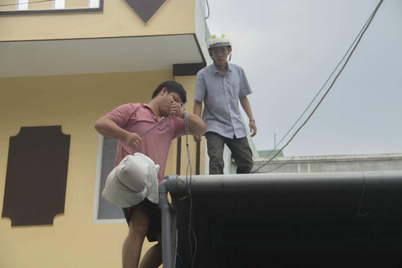 Người dân Quy Nhơn đổ xô xúc cát chèn chống nhà cửa trước bão số 6 ảnh 6