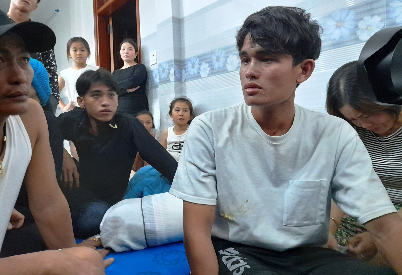 Rưng rưng khoảng khắc hồi hương của 3 ngư dân 'trở về từ cõi chết' ảnh 5