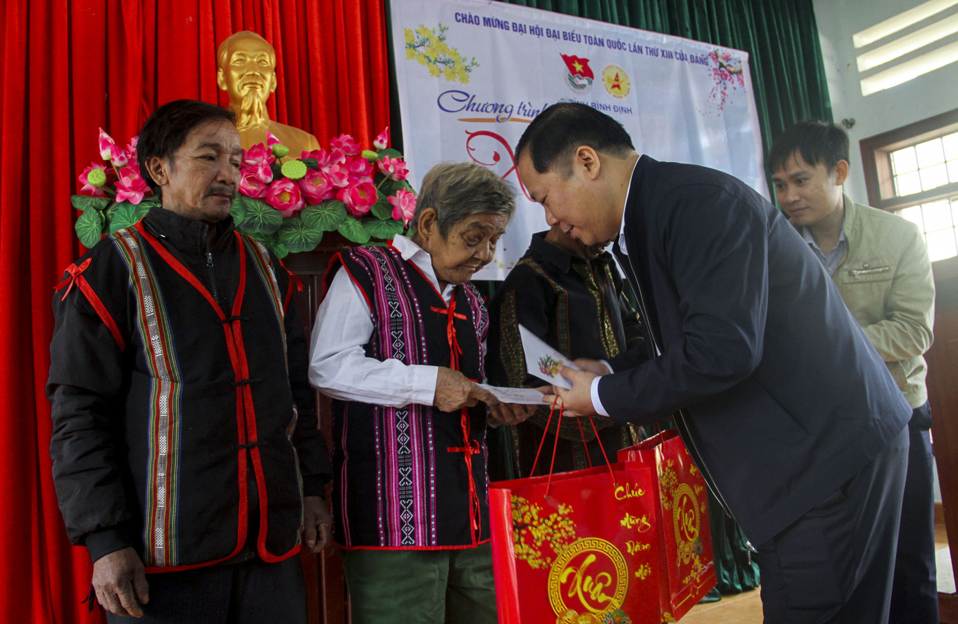 Tình nguyện mùa đông ấm lòng người vùng sâu ảnh 13 Tình nguyện mùa đông ấm lòng người vùng sâu ảnh 13