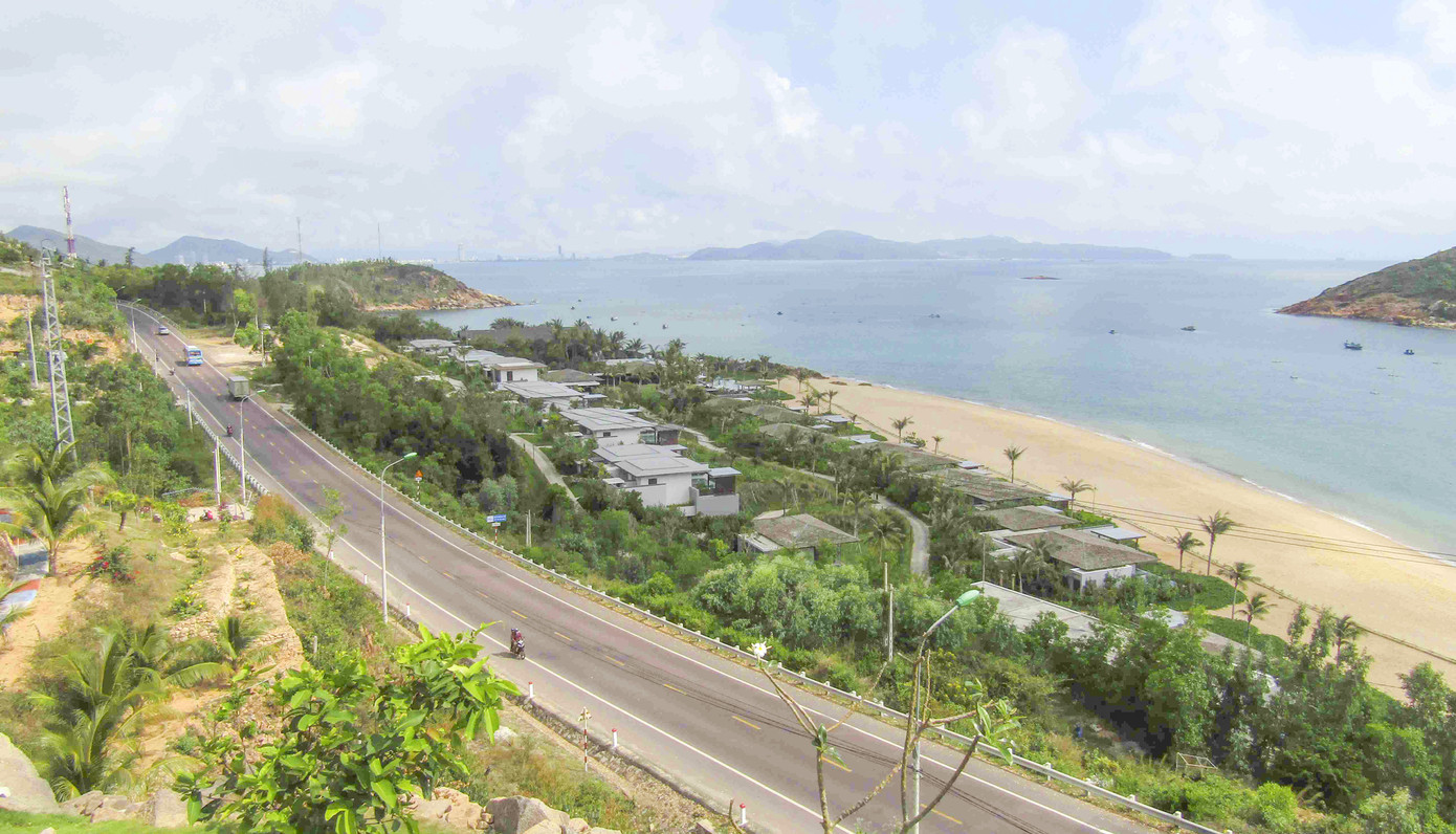 Cận cảnh 2 khu nghỉ dưỡng vừa bị thổi phạt dọc bờ biển Quy Nhơn ảnh 1