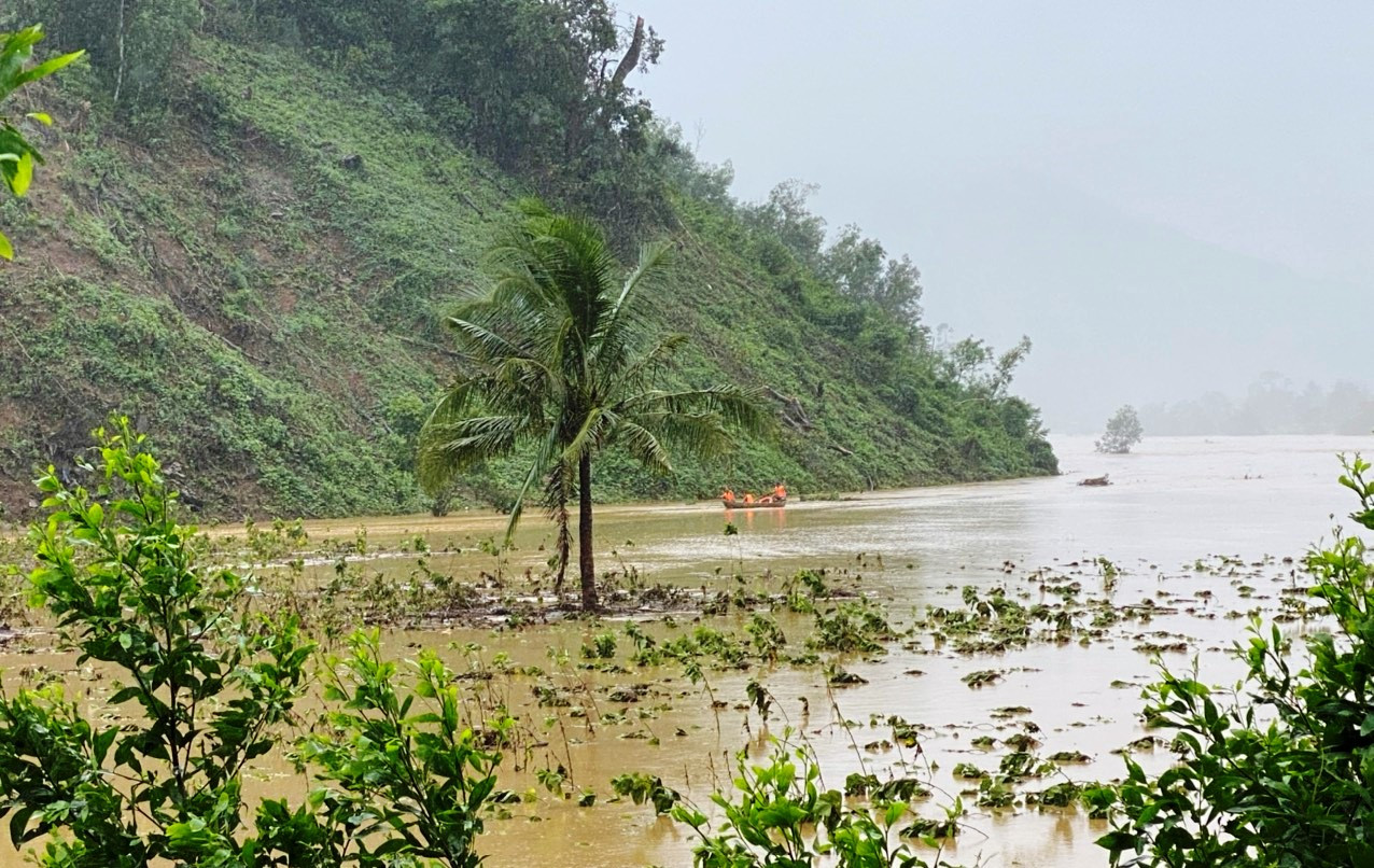 Bình Định: Lũ về bất ngờ nhiều xã chìm trong biển nước ảnh 2