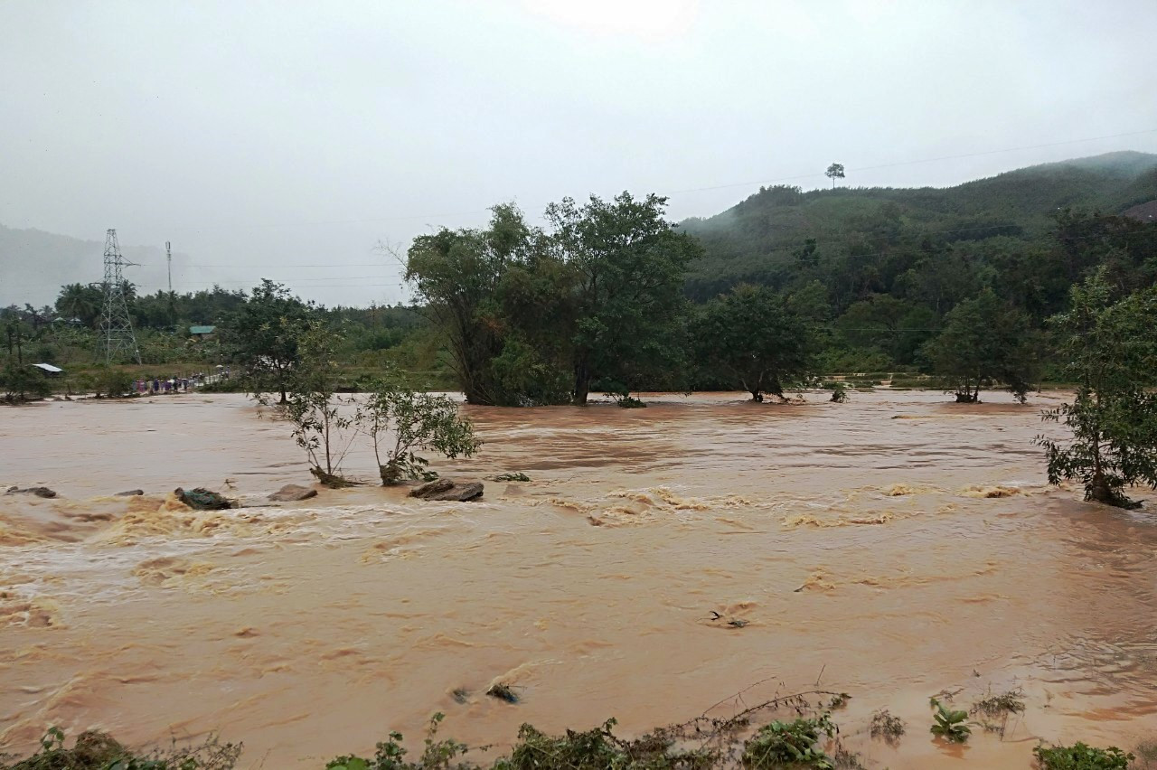 Bình Định: Lũ về bất ngờ nhiều xã chìm trong biển nước ảnh 3