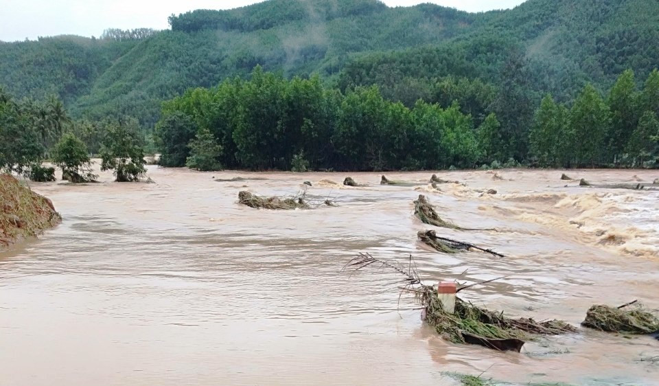 Bình Định: Lũ về bất ngờ nhiều xã chìm trong biển nước ảnh 1