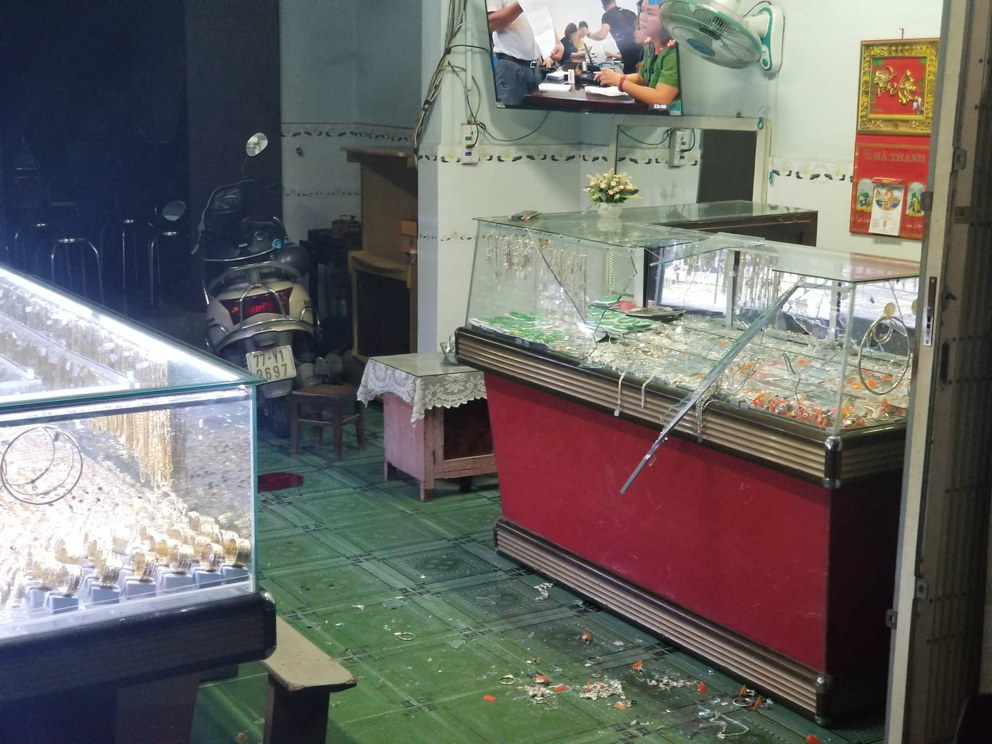 Bắt kẻ cướp tấn công chủ tiệm vàng khi đang xem Việt Nam-Singapore ảnh 3