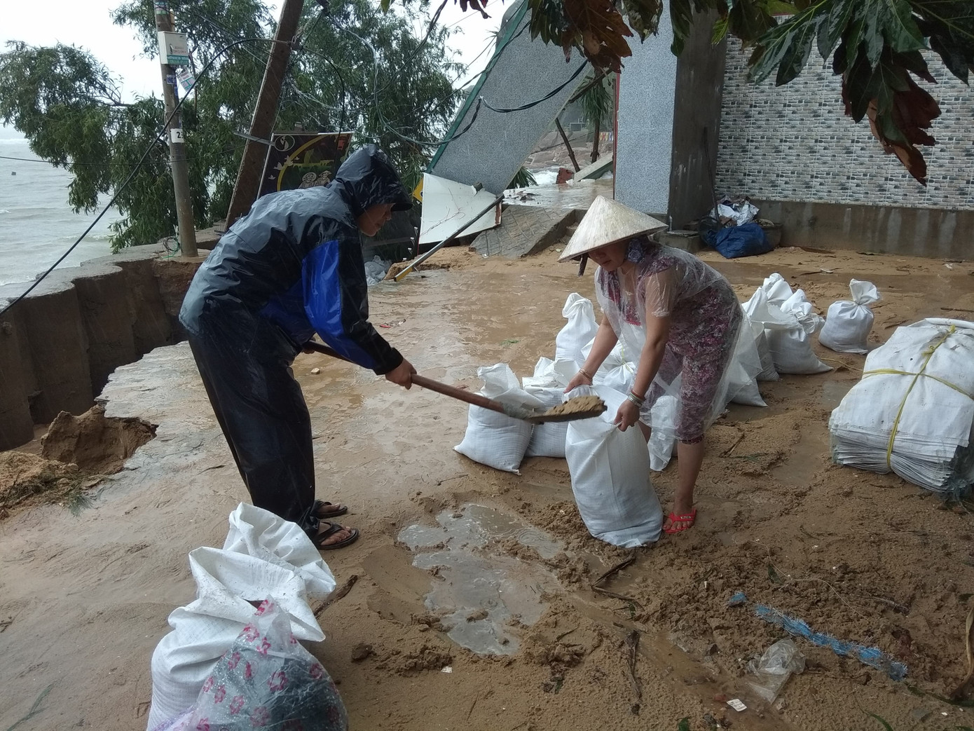 Sau bão số 5: Quảng Ngãi hư hại hơn 400 nhà, sóng đánh sập kè ở Bình Định ảnh 15